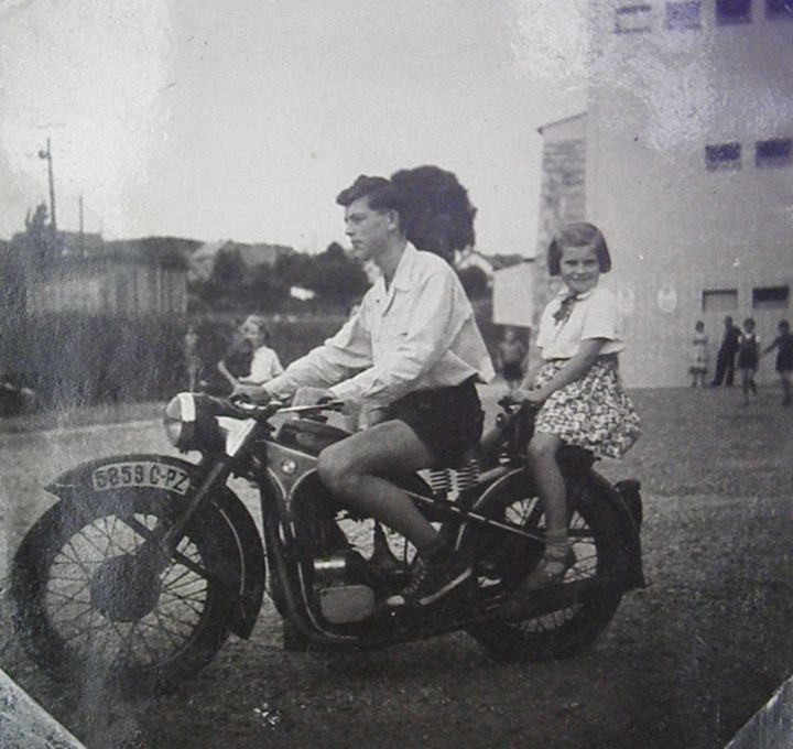 Na motocyklu se sestrou na konci 40. let