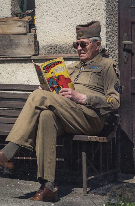 Pavel Hauzner v americké uniformě čte komiks Superman