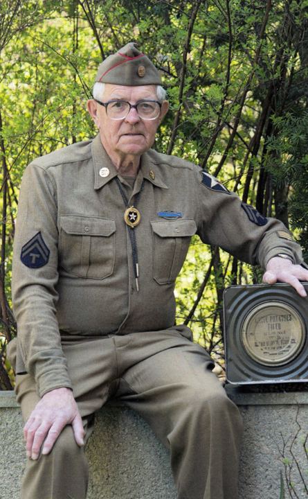 Pavel Hauzner v americké uniformě s plechovkou sušených brambor