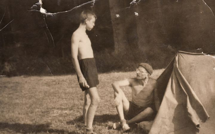Pavel Hauzner stojící na posledním skautském táboře, Lipí u Manětína
