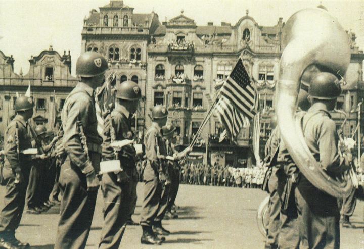 Vojenská přehlídka s kapelou na náměstí, 1945