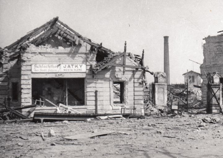Zničené městské jatky po náletu 17. dubna 1945