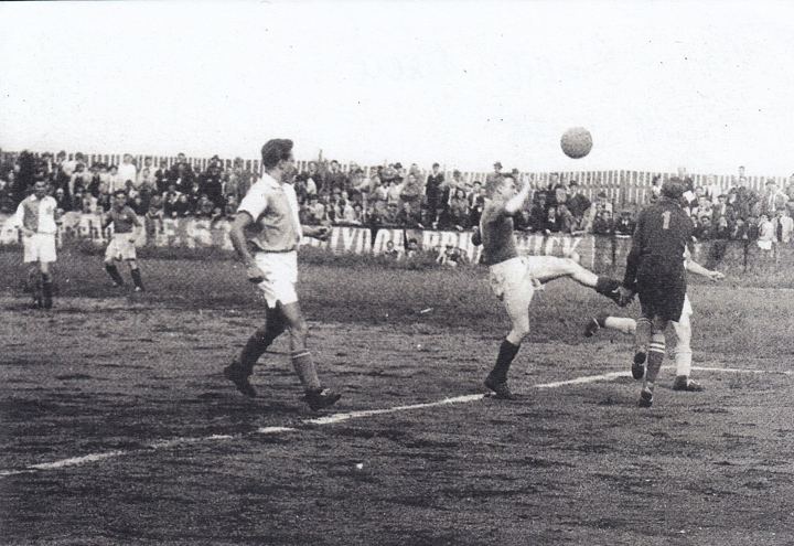 Američtí vojáci hrají fotbal na hřišti SK Plzeň