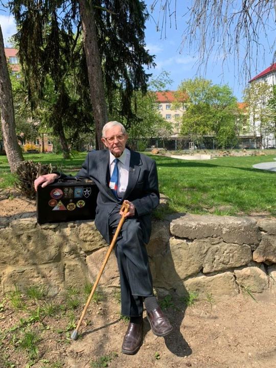 Pavel Hauzner s vitrínou odznaků pro Příběhy našich sousedů